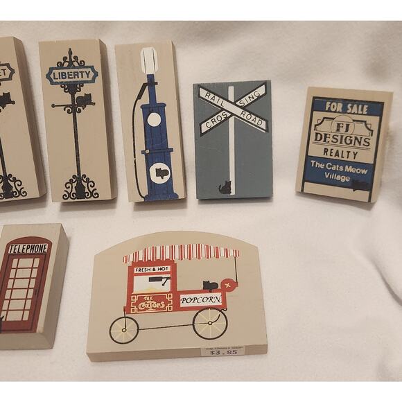 Cat’s Meow Village Accessories Lot of 10 Signs, Phone Booth, Popcorn Cart ,Wood - Picture 3 of 3